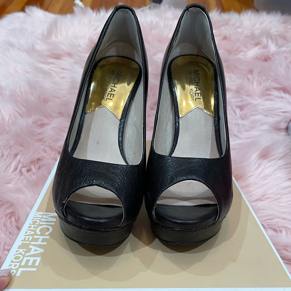 Used michael kors black leather pump